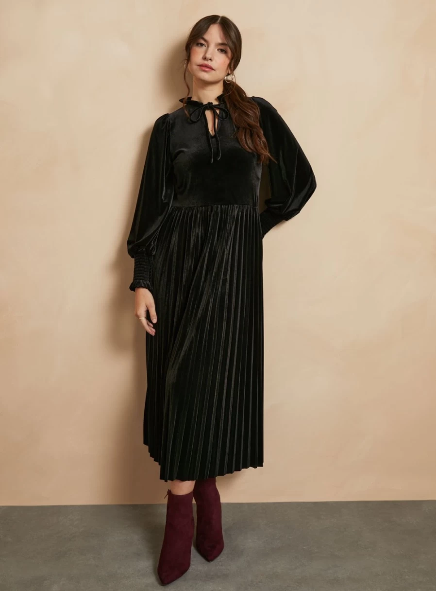 Everbelle Women's Black Velvet High Neck Elegant Evening Dress - Size 10