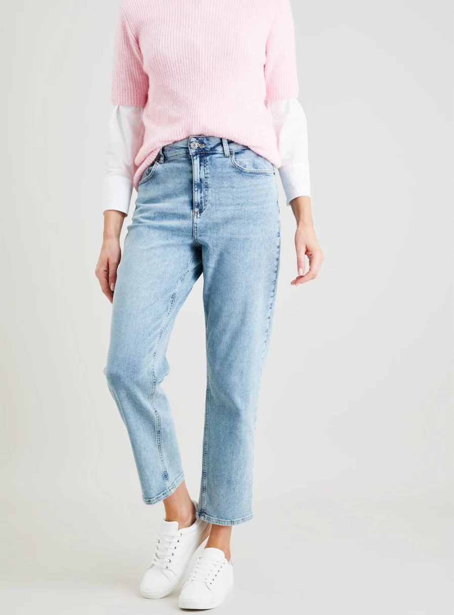 Tu Women's Light Wash Loose Fit Straight Leg Jeans - Size 10 Regular